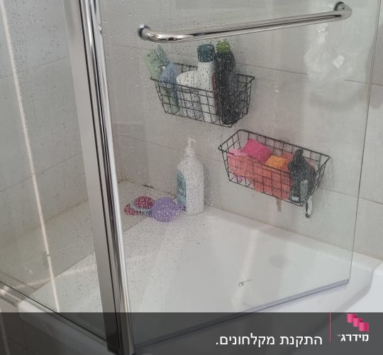 מקלחון עם מדפים ומוצרי טיפוח